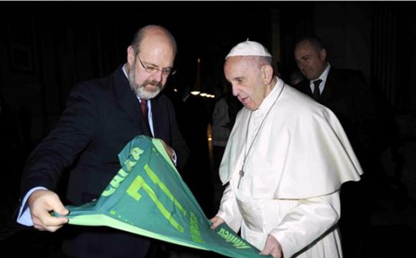 Após mensagens de apoio, papa Francisco ganha camisa da Chapecoense