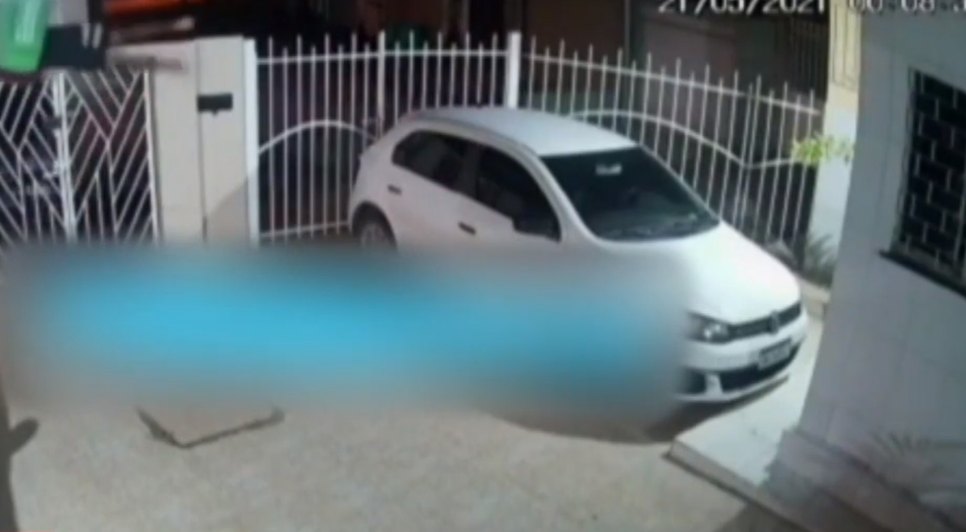 Câmera de segurança flagrou momento em que entregador pula o muro. / Foto: Imagem: Reprodução/TV Atalaia