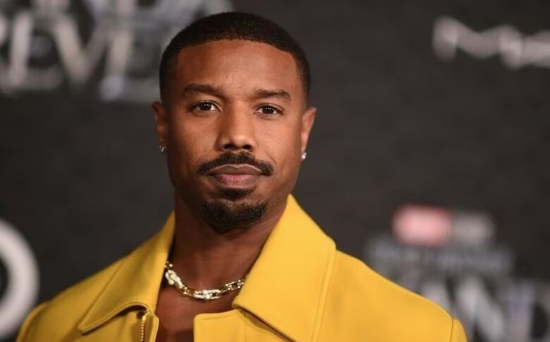 Astro de 'Pantera Negra' destrói Ferrari milionária batendo em carro estacionado