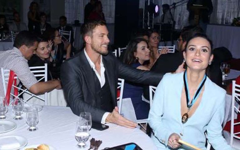 Thaila Ayala é batizada em igreja evangélica: &#8220;reforçar fé&#8221;