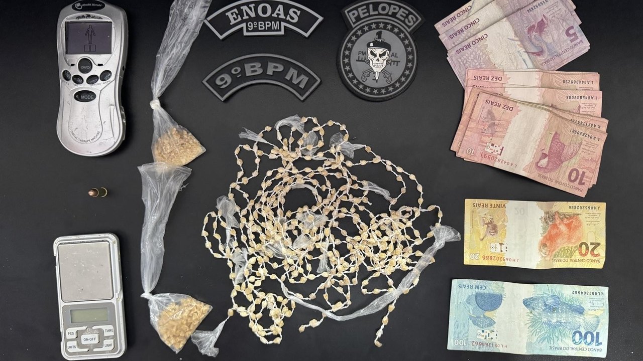 PM apreende mais de 700 pedras de crack, arma de fogo e recupera moto roubada