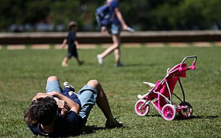 Câmara aprova ampliação gradual da licença-paternidade; proposta segue para o Senado