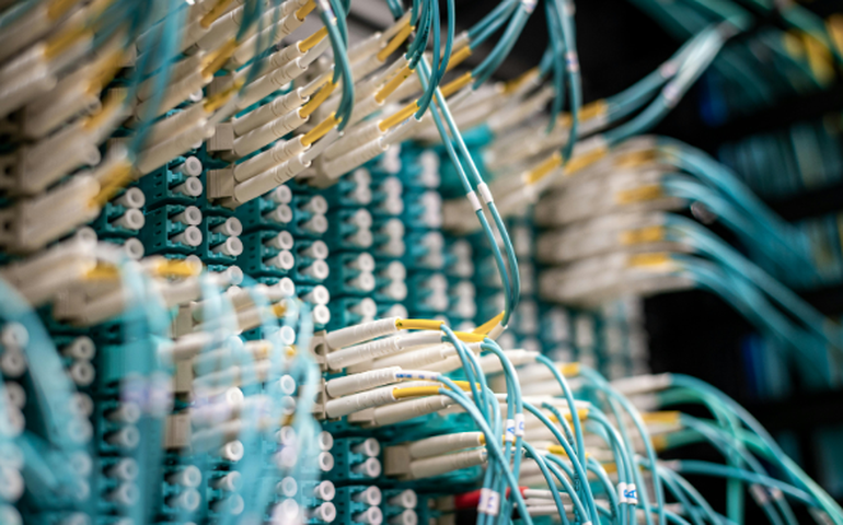 Vivo compra a FiBrasil por R$ 850 milhões e reforça a fibra óptica no país