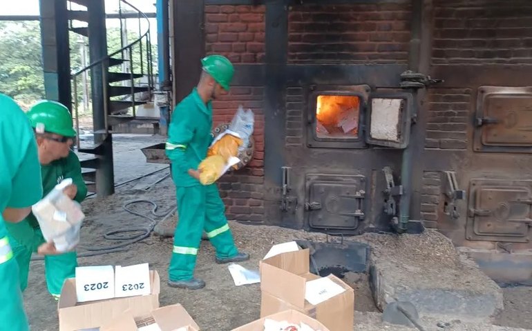 Polícia Civil incinera 100kg de maconha, cocaína e crack em Alagoas