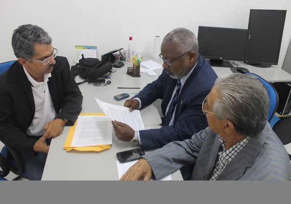 Vereador Edvaldo cobra providências a Casal e a Eletrobras Alagoas sobre má prestação de serviços em Delmiro Gouveia e região