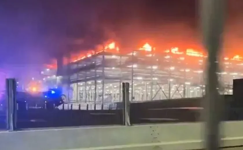 Vídeo mostra explosão em incêndio que deixou quatro hospitalizados e afetou 1.500 carros em aeroporto de Londres