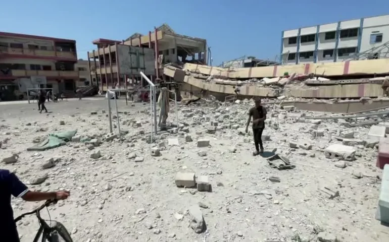Ataque israelense atinge escola usada como abrigo na Faixa de Gaza
