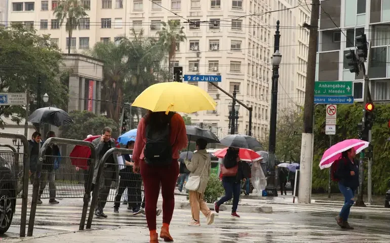 Chuva deixa cidade de SP em estado de atenção para alagamentos; bairros estão sem luz