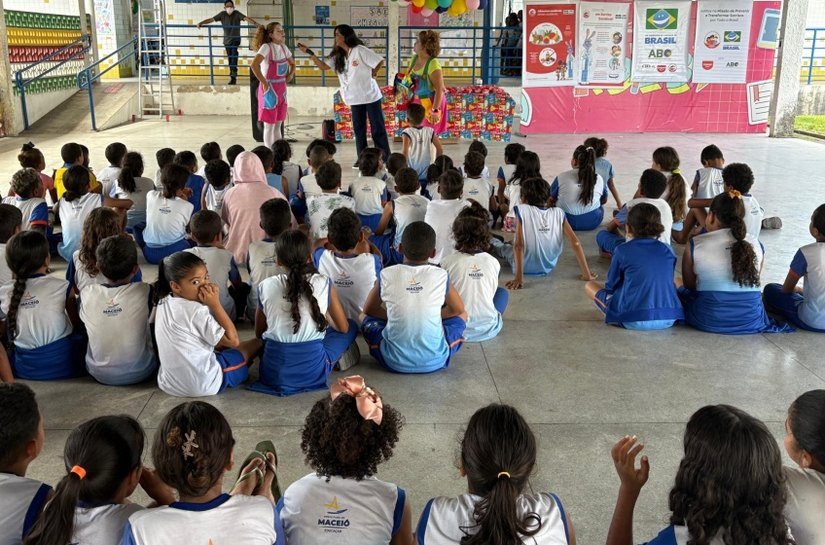 Saúde Bucal realiza ação educativa sobre a importância da escovação dental em escola no Vergel