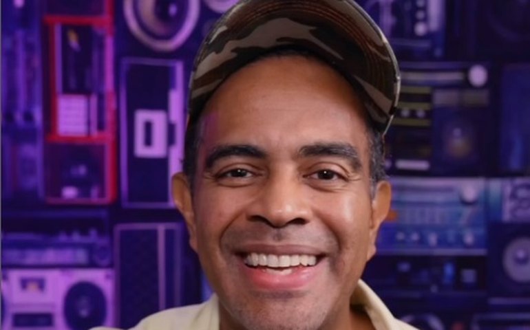 Vivendo com a família nos EUA, Jair Oliveira volta ao Brasil para show no feriadão e fala de adaptação ao exterior: 'Vamos ficando por lá'