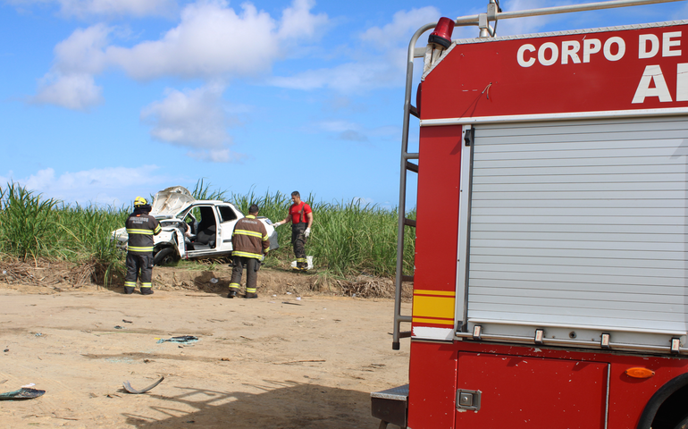 Corpo de Bombeiros resgata vítimas após carro cair de ribanceira em São Luís do Quitunde