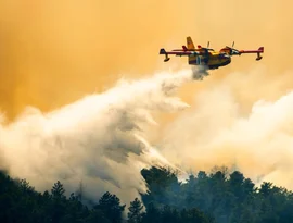 Incêndio florestal a sudoeste de Denver forçou milhares de pessoas a evacuarem e destruiu mais de 160 estruturas.