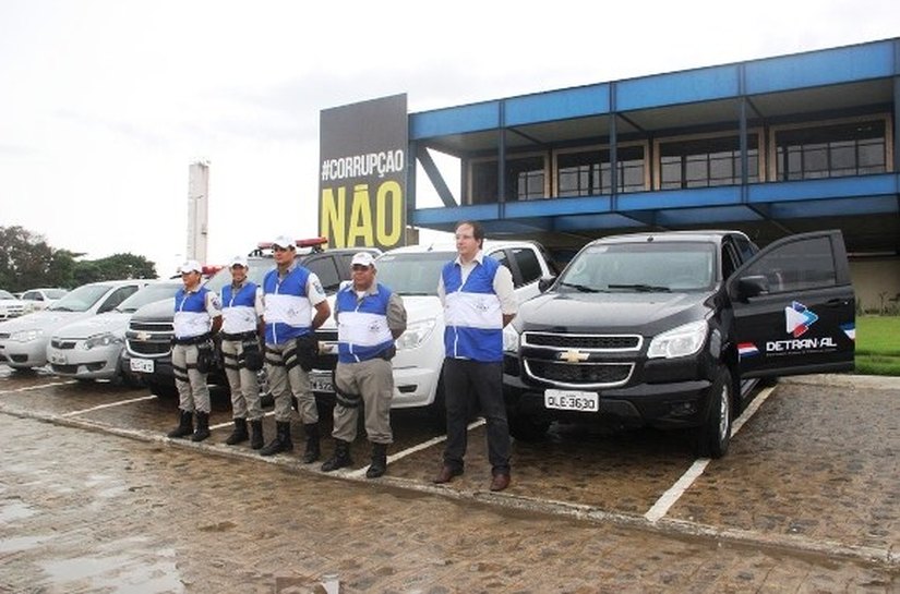 Renan Filho entrega viaturas para otimizar operações de fiscalização do Detran/AL