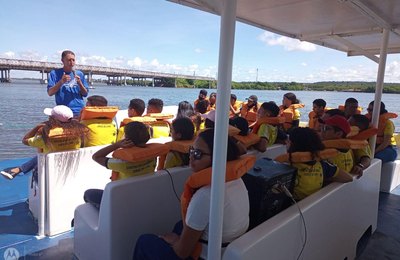 Barco Escola leva estudantes para conhecer Complexo Lagunar