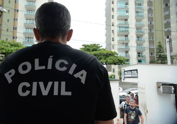 Policiais fazem ação contra roubos de cargas de cigarro no Rio