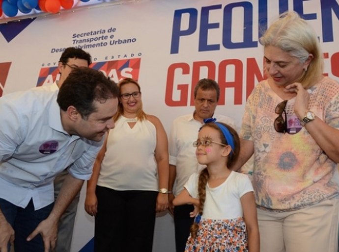 Setenta crianças da Grota da Iraci recebem óculos novos do Governo