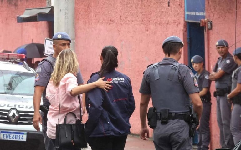 Professora morre após ataque com faca feito por adolescente em escola de SP