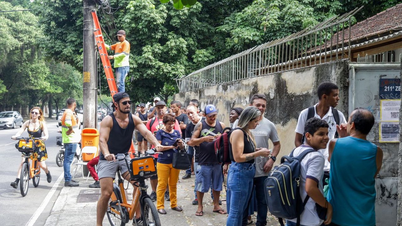 Jovens e adultos lotam zonas eleitorais no último dia para tirar ou regularizar título