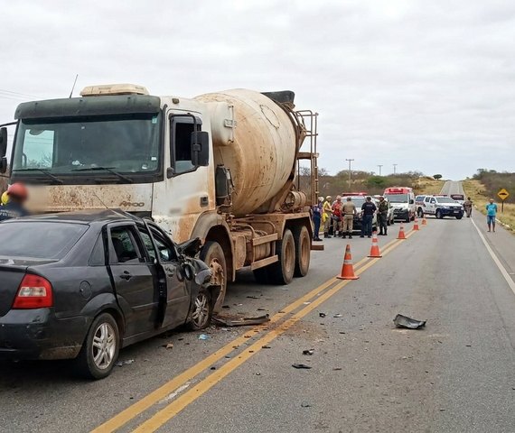 Colisão frontal entre carro e caminhão de concreto deixa motorista preso às ferragens na BR-424