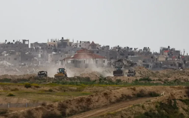 Hezbollah dispara 100 foguetes contra Israel em resposta à morte de comandante de alto escalão