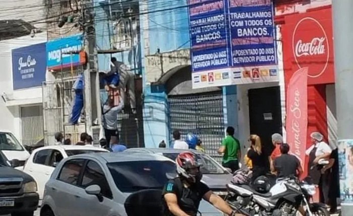 Homem recebeu uma descarga elétrica e ficou desacordado na marquise de uma loja