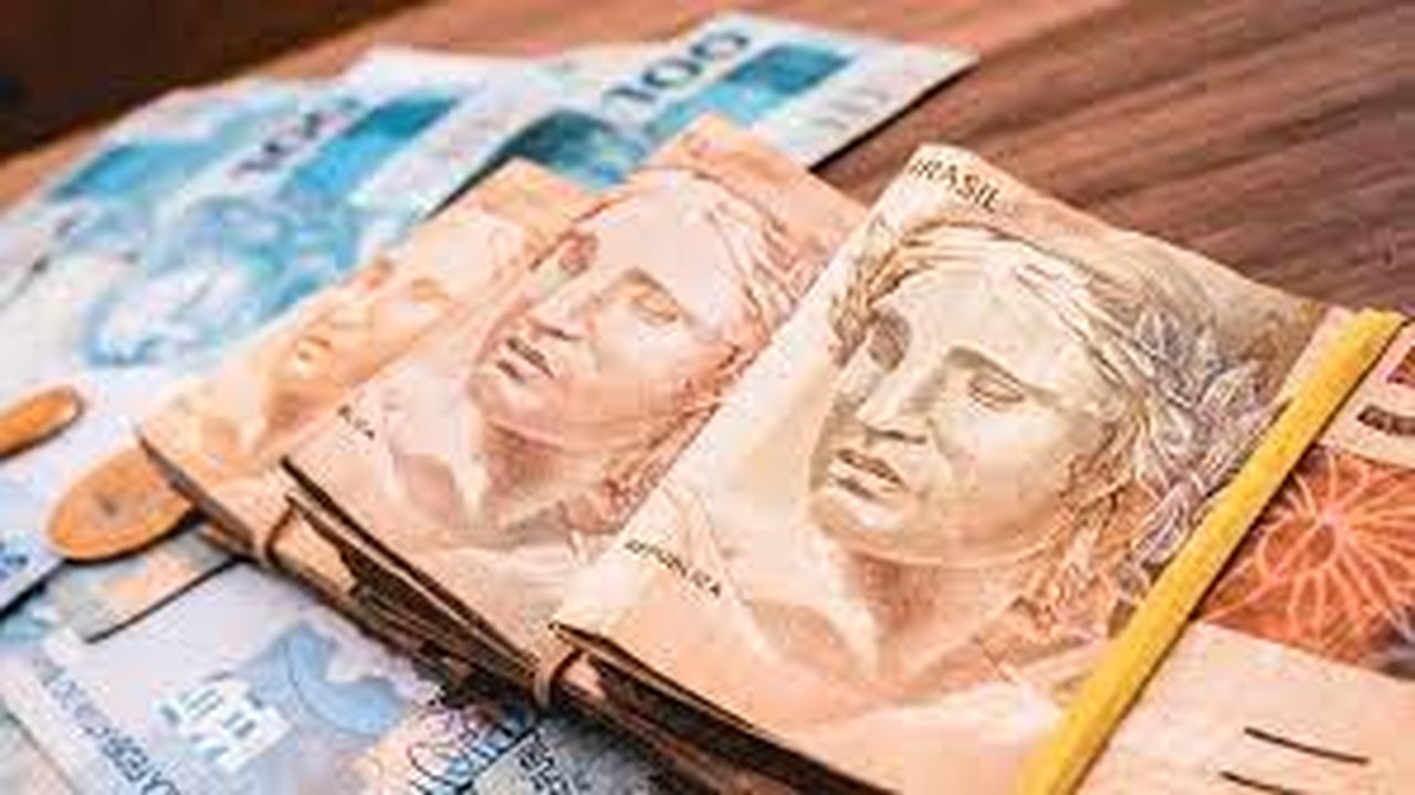 Governo projeta salário mínimo de R$ 1.717 para 2027