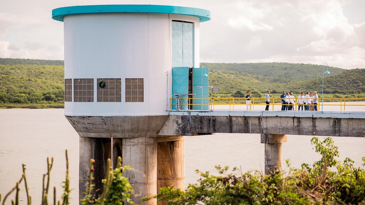 Casal efetua manutenção preventiva no Sistema Carangueja na quarta-feira (12)