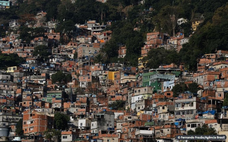 Um mês após deslizamentos famílias de São Sebastião vivem incerteza