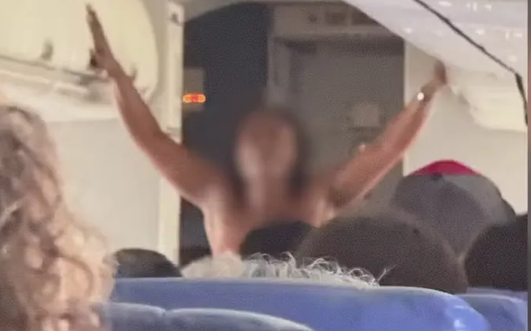 Passageira fica pelada e sai gritando pelo corredor de avião nos EUA