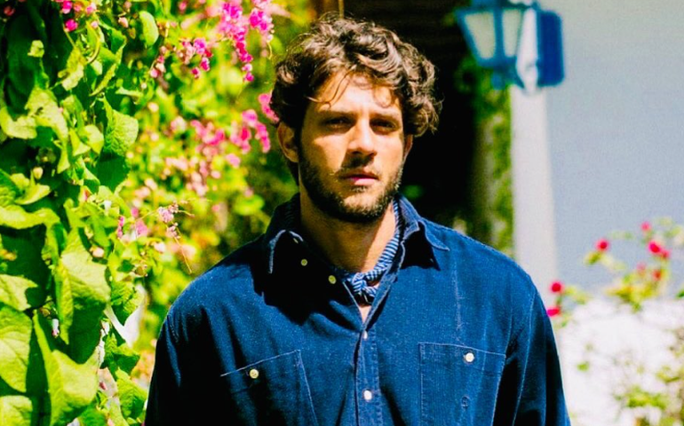 Chay Suede estreia no teatro em peça assinada por Felipe Hirsch e Caetano Galindo, que embaralha vida real e ficção: ‘Fiz desse encontro um divã’, diz artista