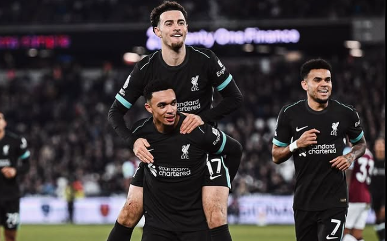 Liverpool faz 3 no 1º tempo, goleia West Ham e sustenta vantagem na ponta do Inglês