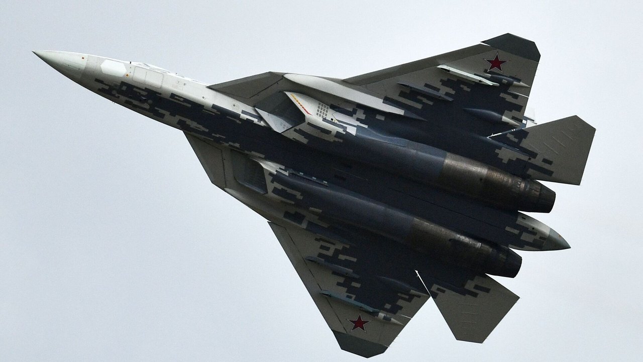 Rússia implementa em caça Su-57 sistema de IA que atuará como 2º piloto eletrônico, diz empresa