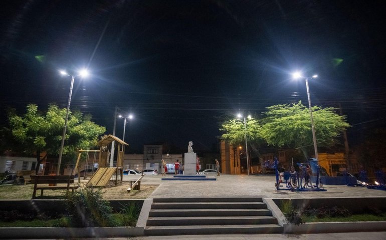 Praça Custódio de Melo, no Prado, ganha nova iluminação em LED