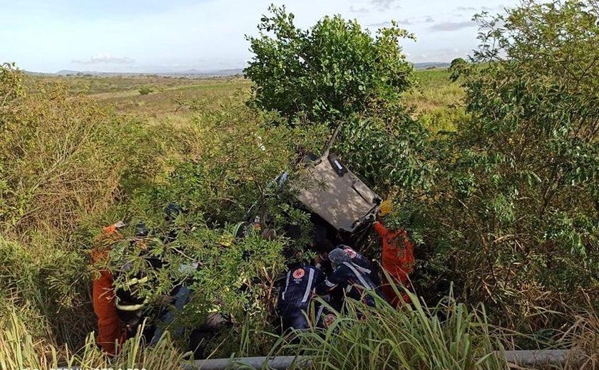 Homem fica ferido em acidente entre carro e caminhão em Alagoas