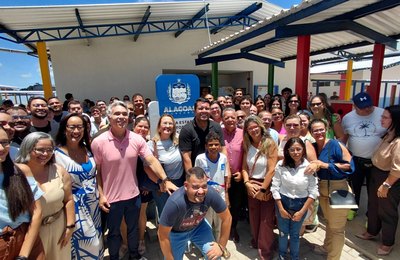 Vereador Allan Pierre recebe carinho de alunos e diz que sonho virou realidade com a nova Escola José Maria de Melo, no Benedito Bentes