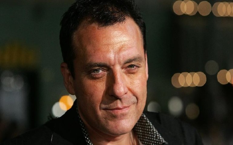 Família do ator Tom Sizemore diz que ‘não há mais esperança’ após aneurisma