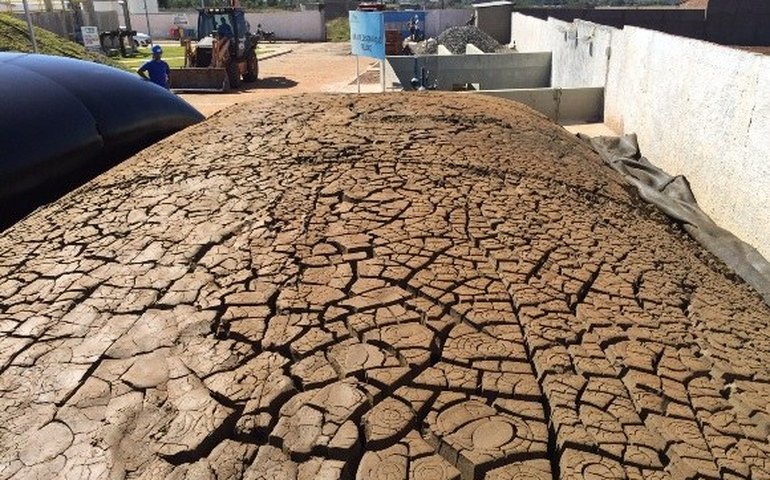 Resíduo gerado por estação de tratamento de água vira tijolos cerâmicos, em Arapiraca