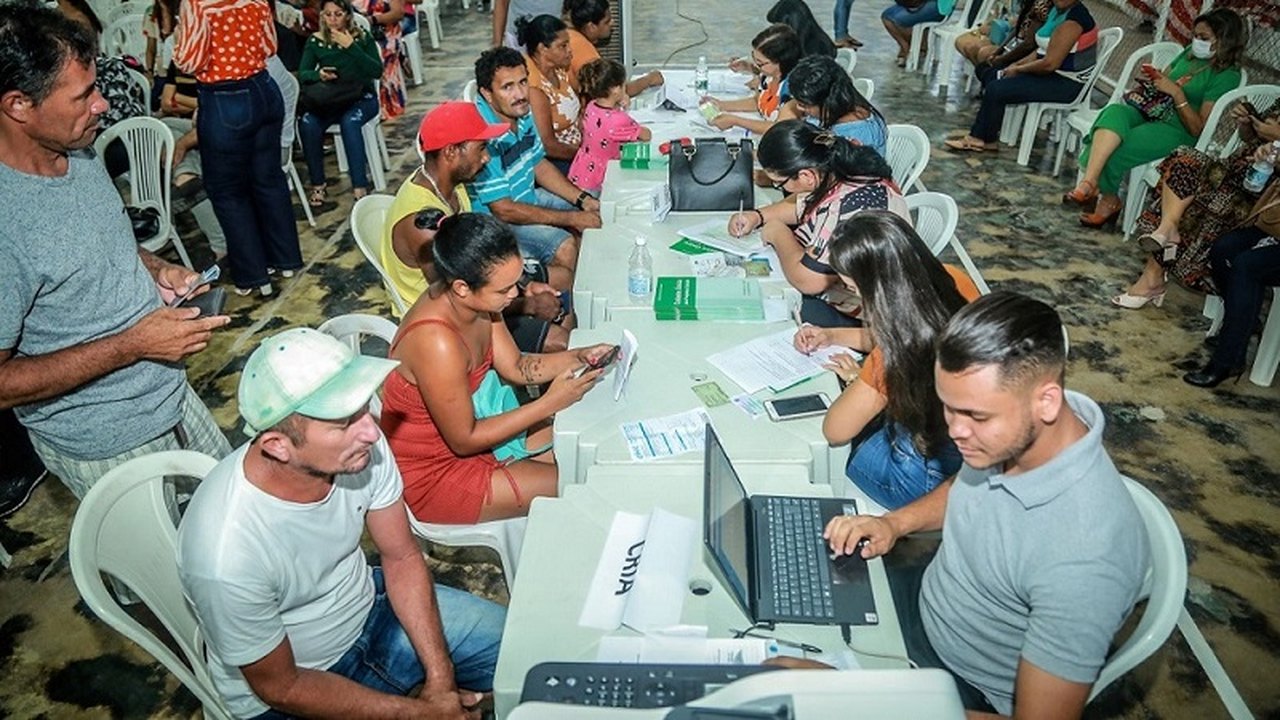 Prefeitura de Penedo inicia entrega do cartão dos programas Mesa Cheia e Bolsa Auxílio Permanência