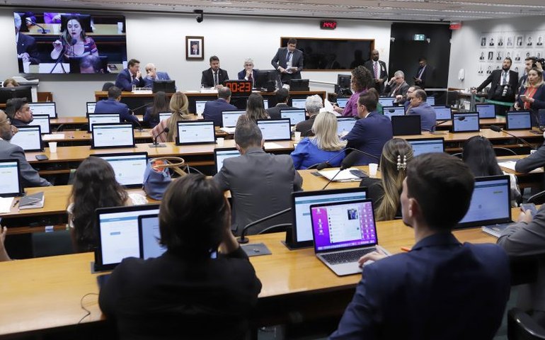 Comissão especial pode votar nesta quarta relatório sobre proposta que anistia partidos políticos com irregularidades