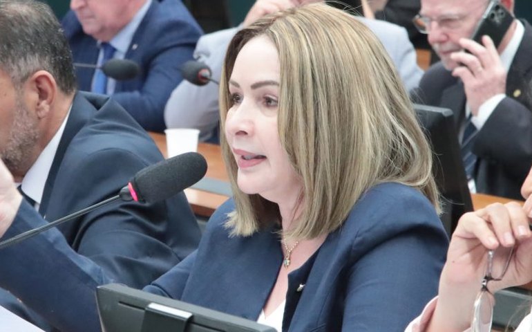 Comissão aprova repasse de recursos da educação de jovens e adultos para auxiliar alunos de baixa renda