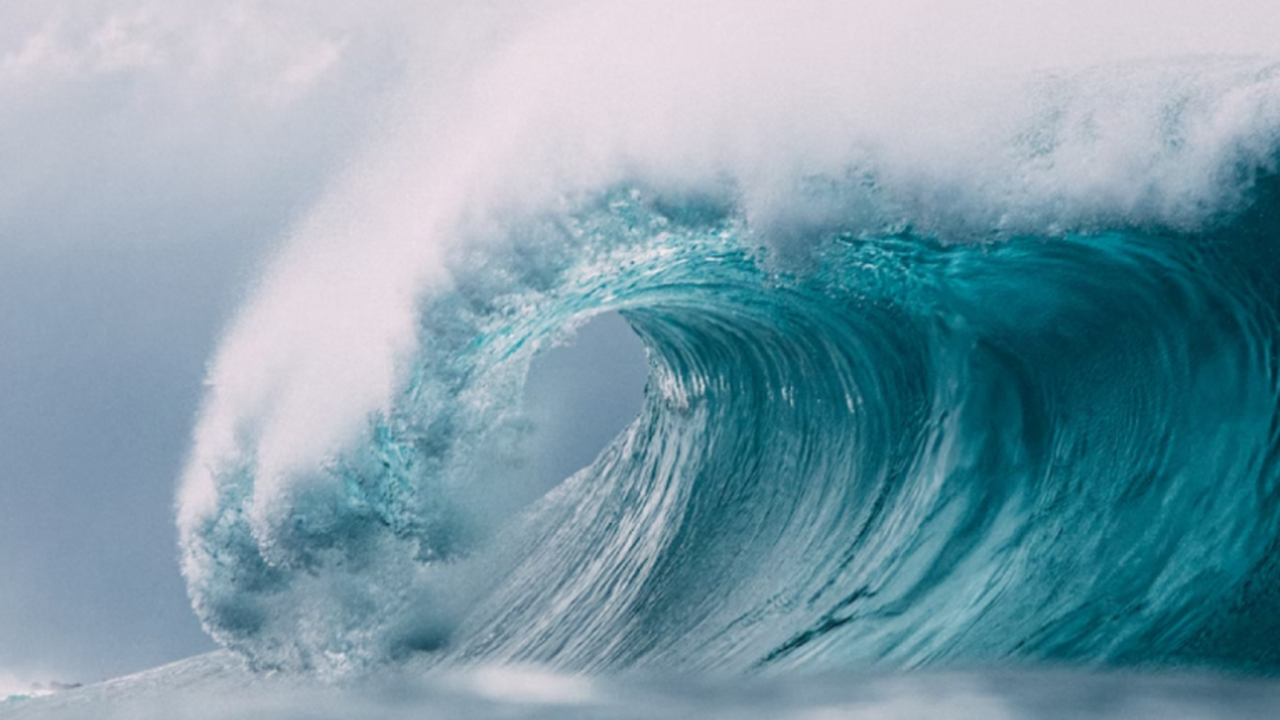 Ondas gigantes fecham 91 portos no Peru até o dia 1º de janeiro