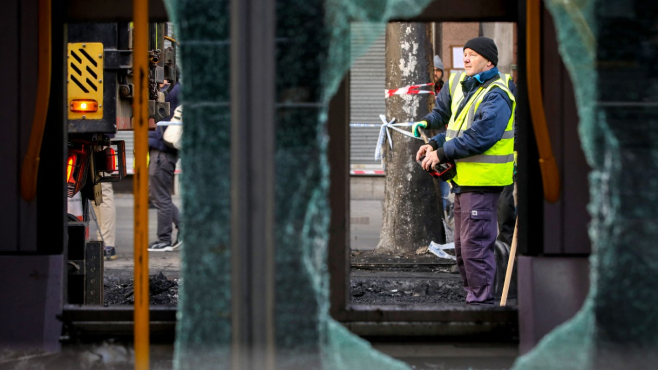 Ao menos 34 são detidos durante protestos de grupo anti-imigrantes na Irlanda