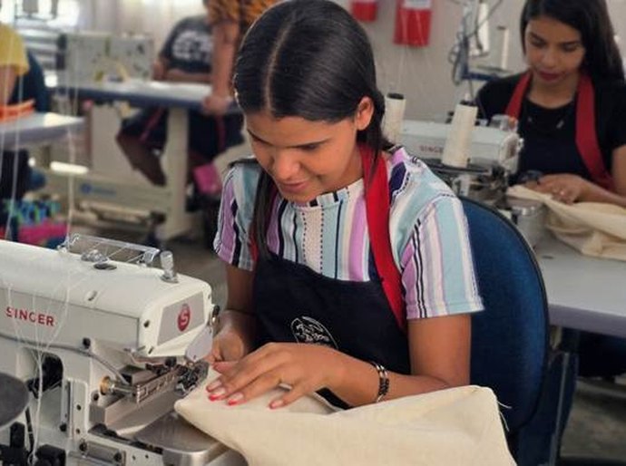 Singer doa 15 máquinas de costura industriais para projeto no sertão de Pernambuco