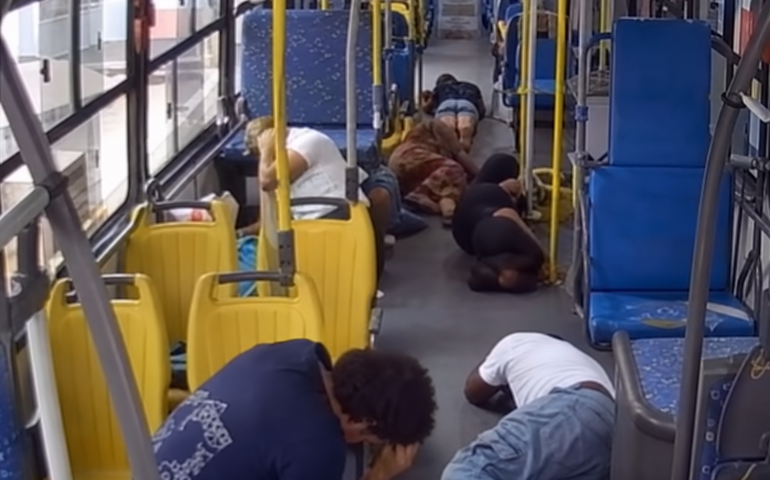 Vídeo mostra passageiros no chão durante tiroteio na Maré, no Rio