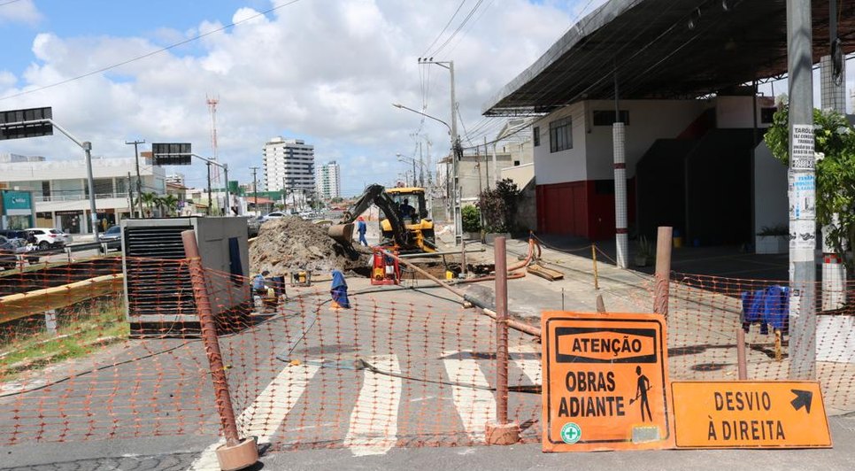 Trecho de avenida na Zona Sul de Aracaju está bloqueado para realização de obra da Deso / Foto: Foto: SMTT/Divulgação