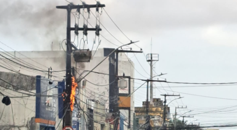 Poste de energia pega fogo no Centro de Aracaju