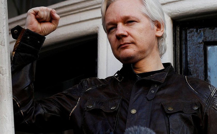 Assange tem recepção calorosa em desembarque na Austrália