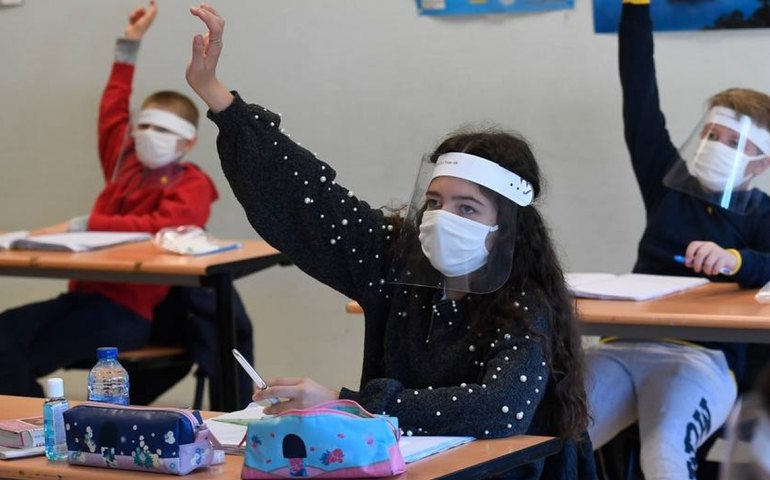 Estudantes franceses voltam às aulas, apesar de alta de internação por covid