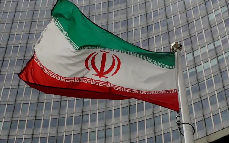 Irã desafia ocidente e decide intensificar enriquecimento de urânio