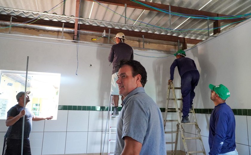 Prefeito Jorge Galvão acompanha obras de ampliação da Pré-escola Romeu Bastos